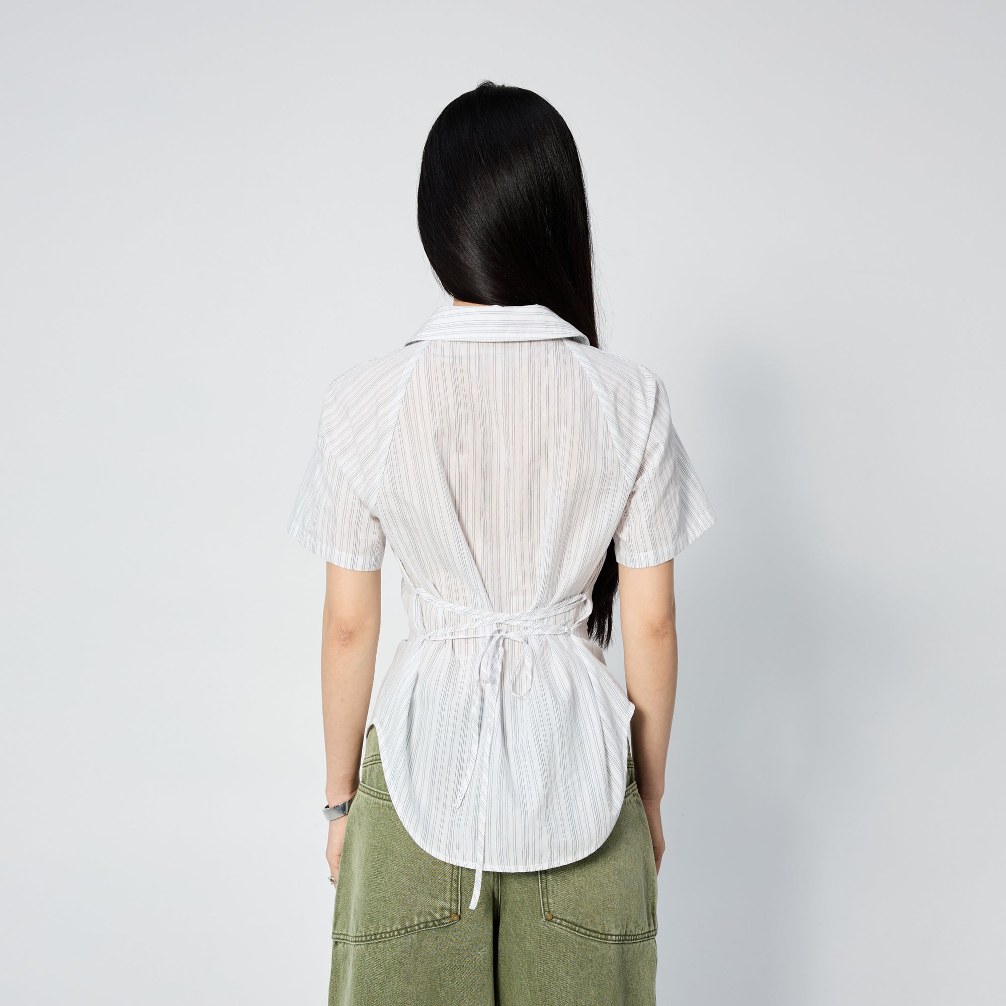 Arthur Apparel short-sleeved shirt with black and white stripes and butterfly in green rhinestones