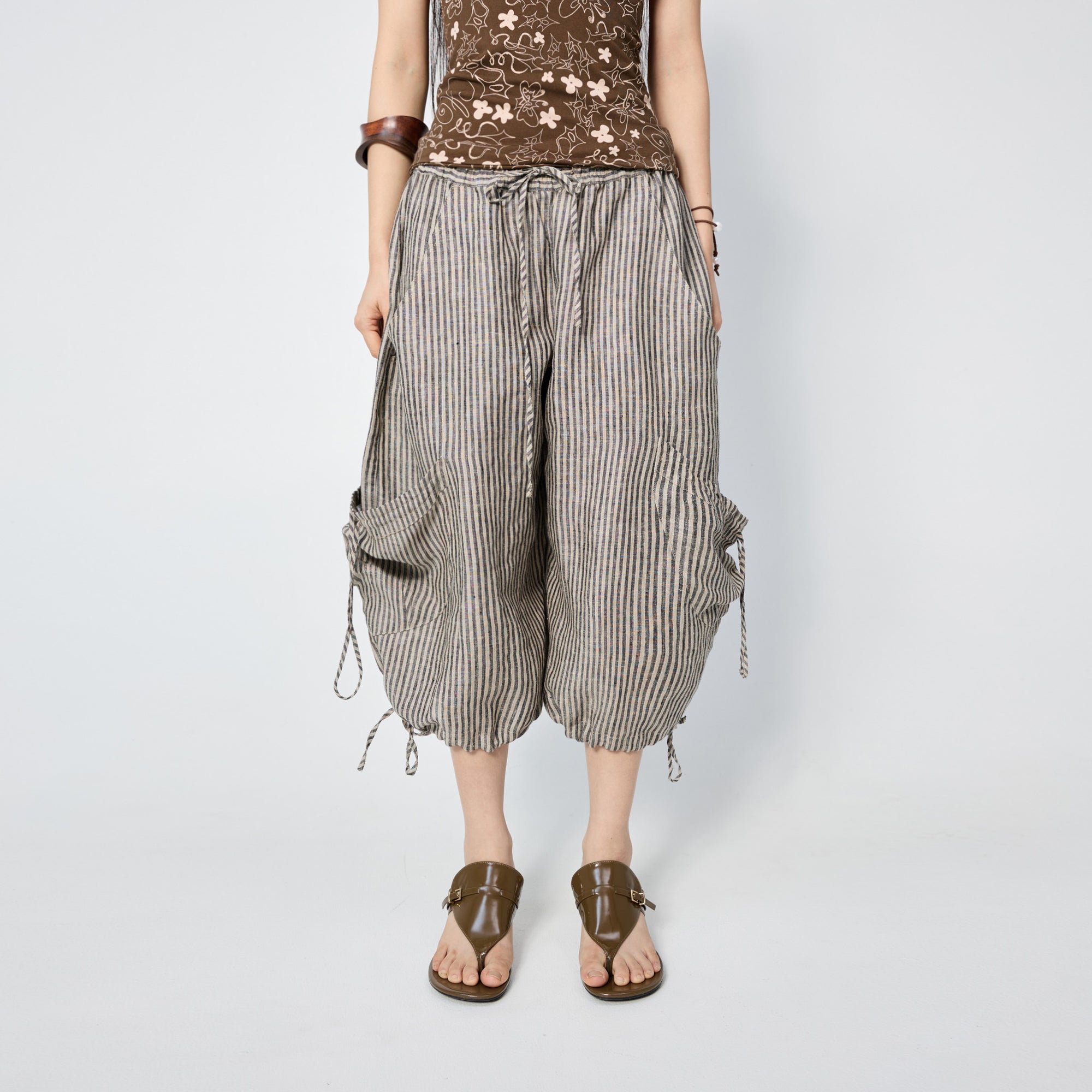 Arthur Apparel cargo short with adjustable knee and grey stripes