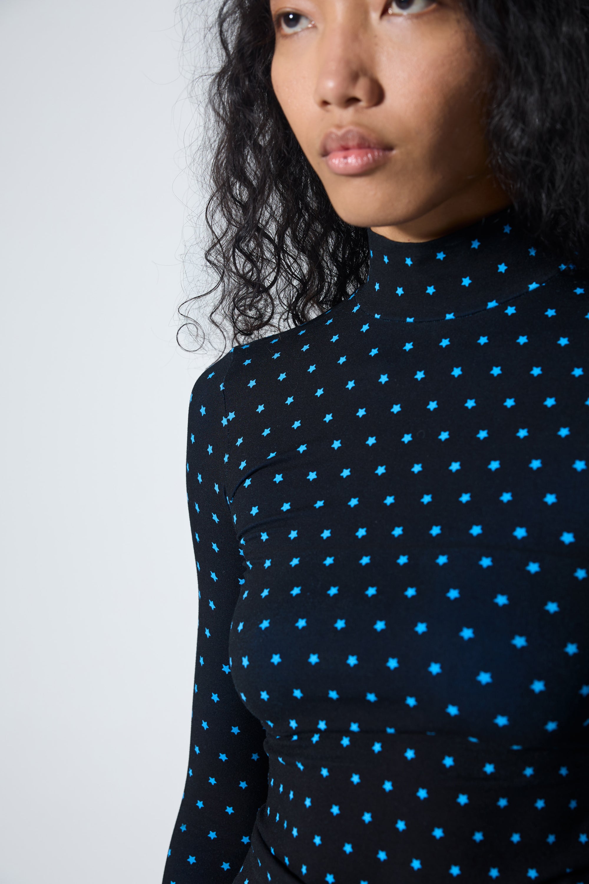 Arthur Apparel two-tone bamboo turtle neck with black and blue star print