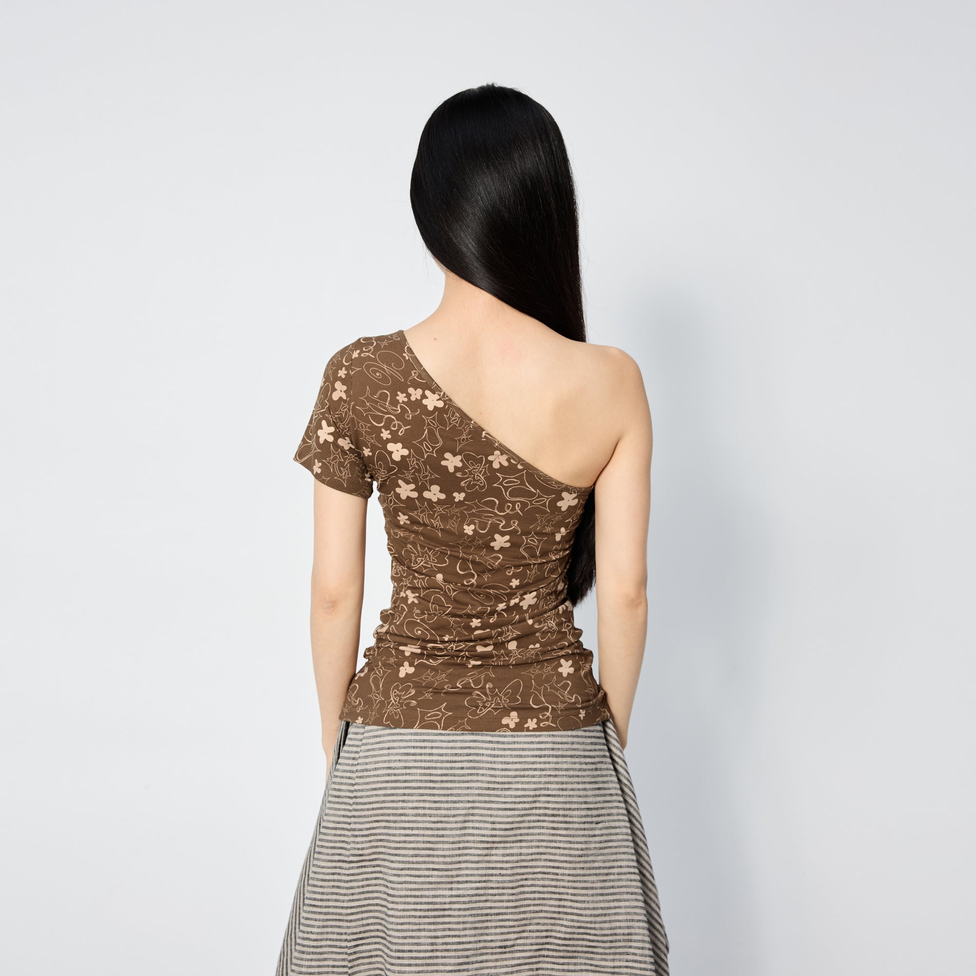 Arthur Apparel fitted asymmetric tee with brown flowers print
