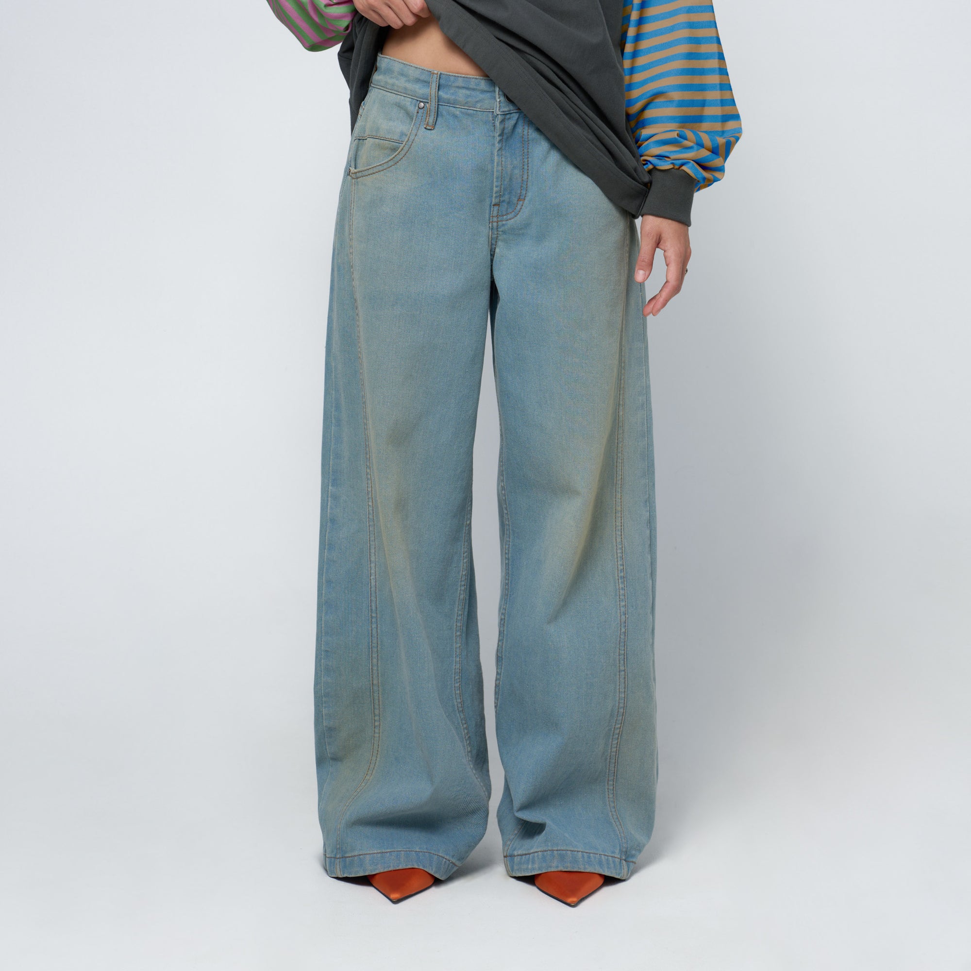 Straight Leg Jeans in Vintage Blue